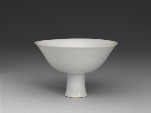 甜白釉高足碗