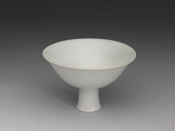 甜白釉高足碗