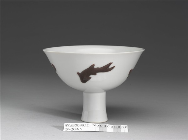 釉裡紅四魚紋高足碗