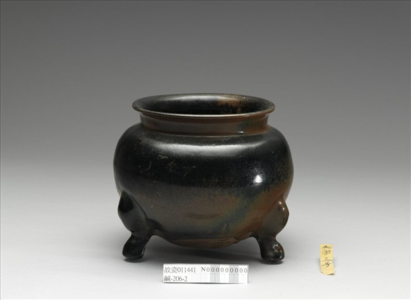 黑釉鐵斑三足鍑