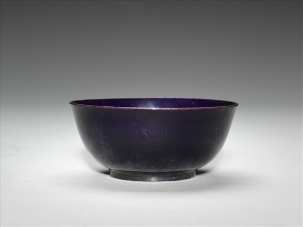 紫釉暗花花卉紋磬口碗