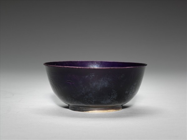 紫釉暗花花卉紋磬口碗