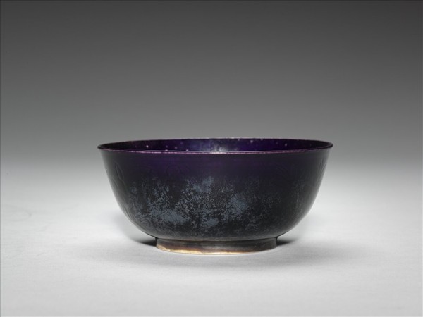 紫釉暗花花卉紋磬口碗