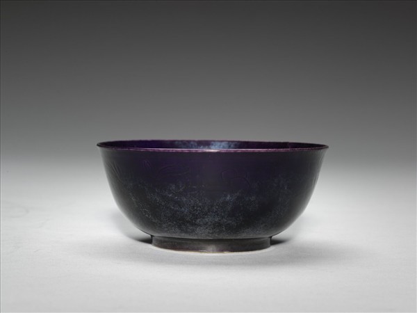 紫釉暗花花卉紋磬口碗