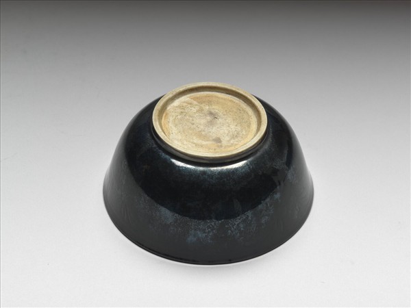 紫釉暗花花卉紋磬口碗