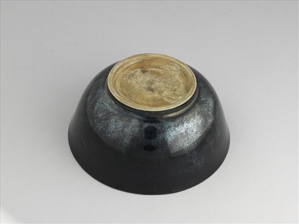 紫釉暗花花卉紋磬口碗