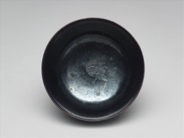 紫釉暗花花卉紋磬口碗