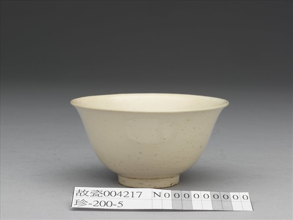 彭窯 白瓷劃花番蓮紋杯