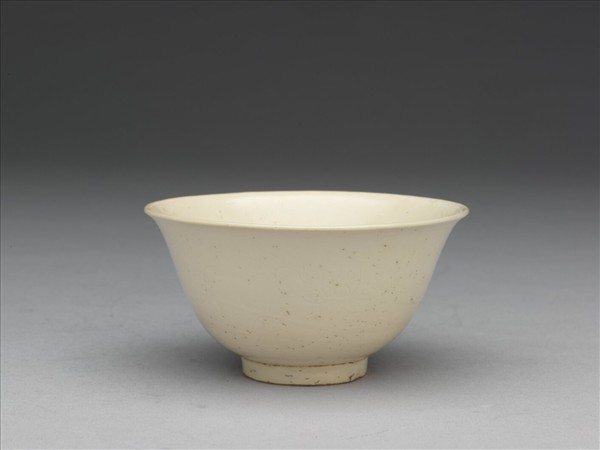 彭窯 白瓷劃花番蓮紋杯