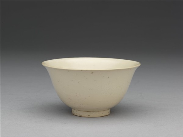 彭窯 白瓷劃花番蓮紋杯