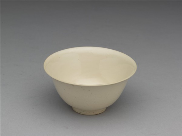 彭窯 白瓷劃花番蓮紋杯