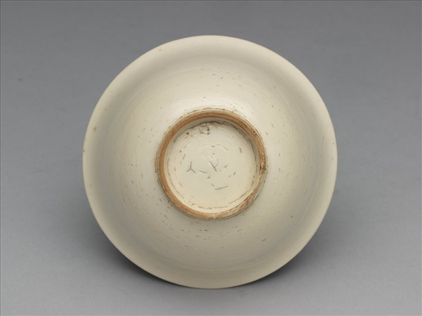 彭窯 白瓷劃花番蓮紋杯