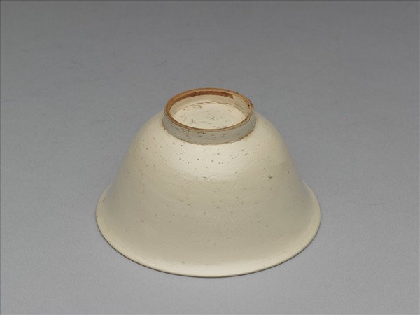 彭窯 白瓷劃花番蓮紋杯