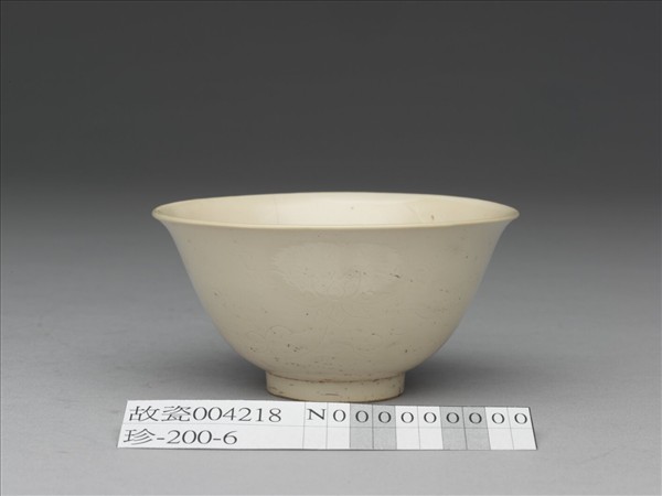 彭窯 白瓷劃花番蓮紋杯