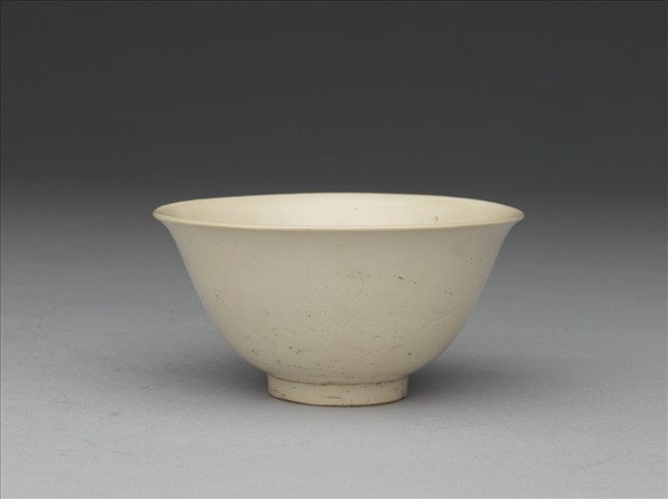 彭窯 白瓷劃花番蓮紋杯