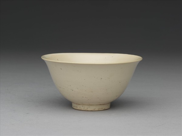 彭窯 白瓷劃花番蓮紋杯