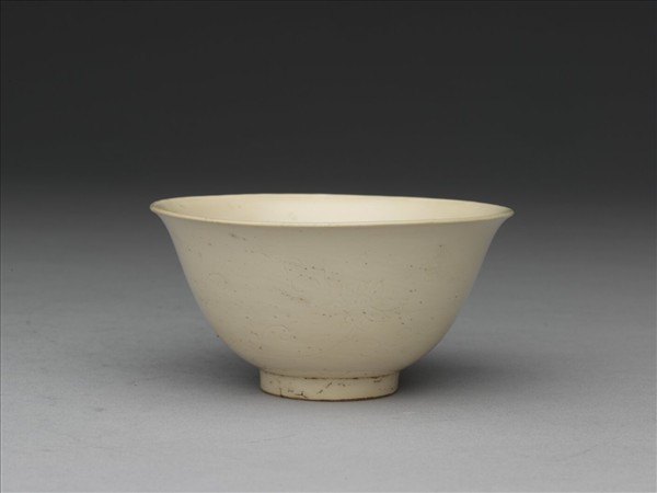 彭窯 白瓷劃花番蓮紋杯