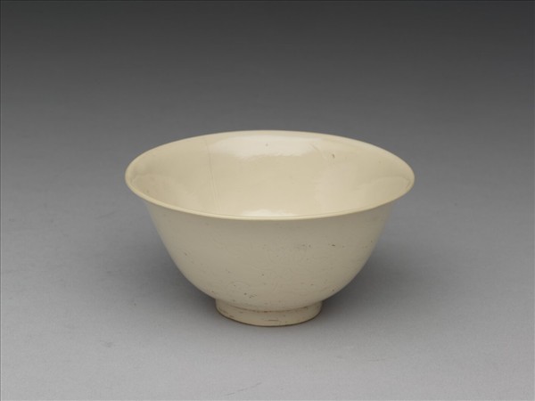 彭窯 白瓷劃花番蓮紋杯