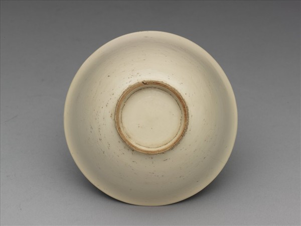 彭窯 白瓷劃花番蓮紋杯