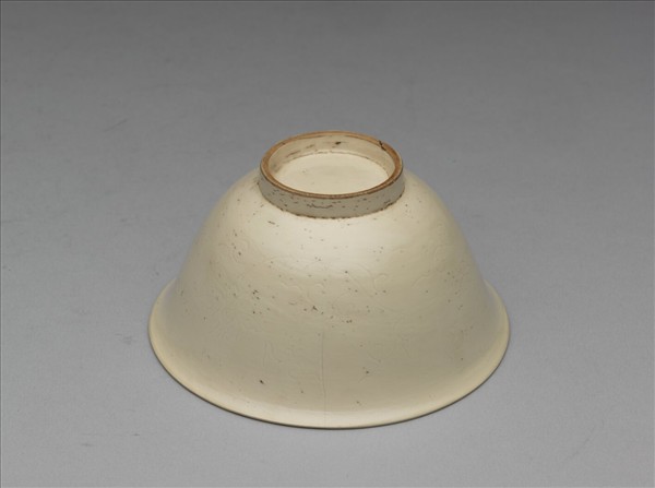 彭窯 白瓷劃花番蓮紋杯