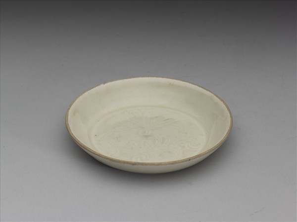 定窯 劃花蓮花紋碟