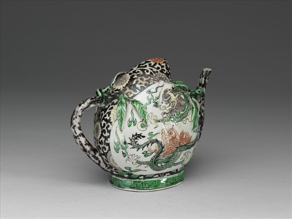 五彩龍鳳紋桃實酒壺