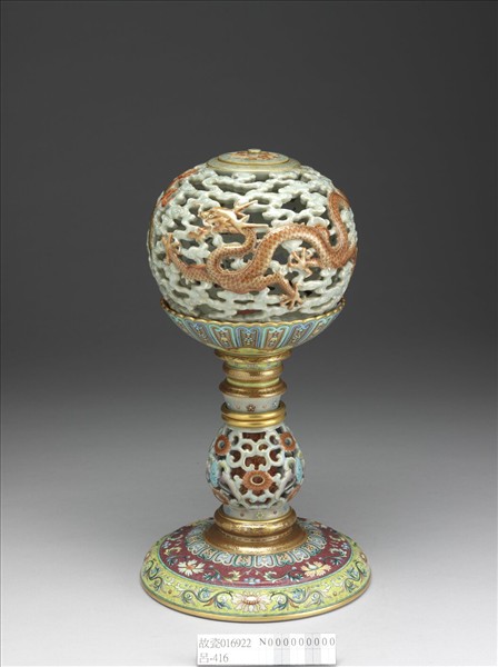 粉彩鏤空雲龍紋轉心冠架