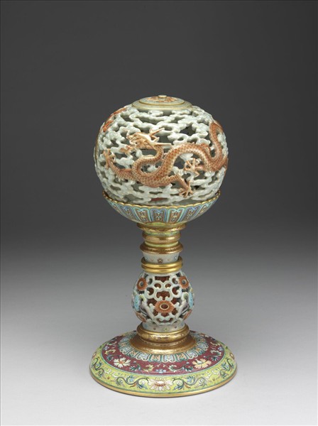 粉彩鏤空雲龍紋轉心冠架