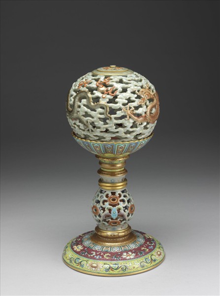 粉彩鏤空雲龍紋轉心冠架