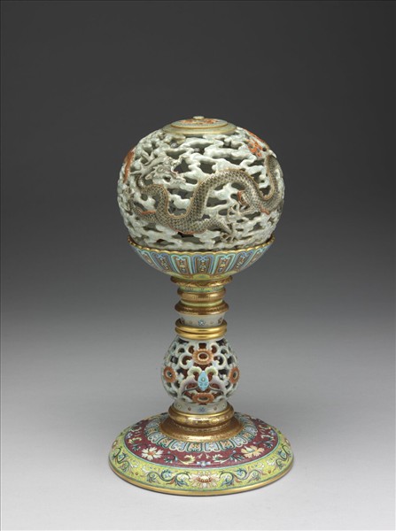 粉彩鏤空雲龍紋轉心冠架