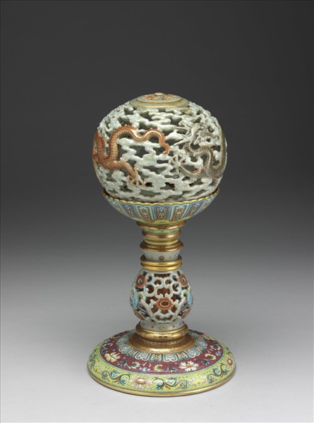 粉彩鏤空雲龍紋轉心冠架