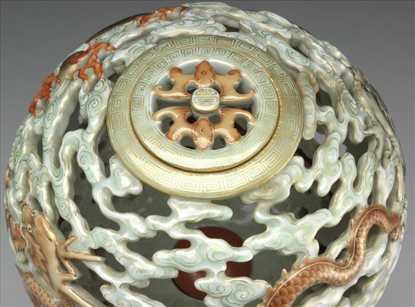 粉彩鏤空雲龍紋轉心冠架