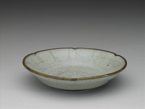 南宋官窯 青瓷葵瓣口碟