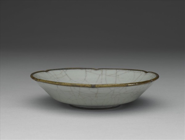 南宋官窯 青瓷葵瓣口碟