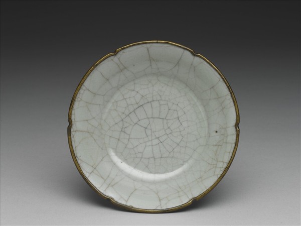 南宋官窯 青瓷葵瓣口碟