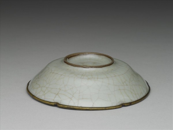 南宋官窯 青瓷葵瓣口碟