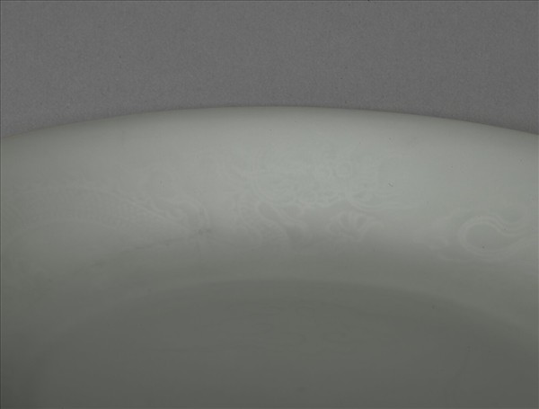 甜白釉雲龍紋碟