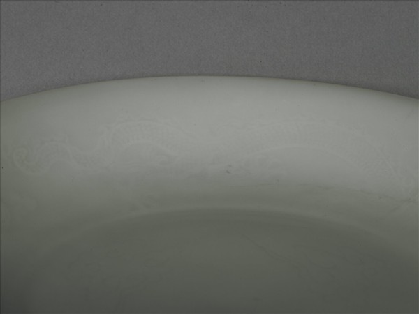 甜白釉雲龍紋碟