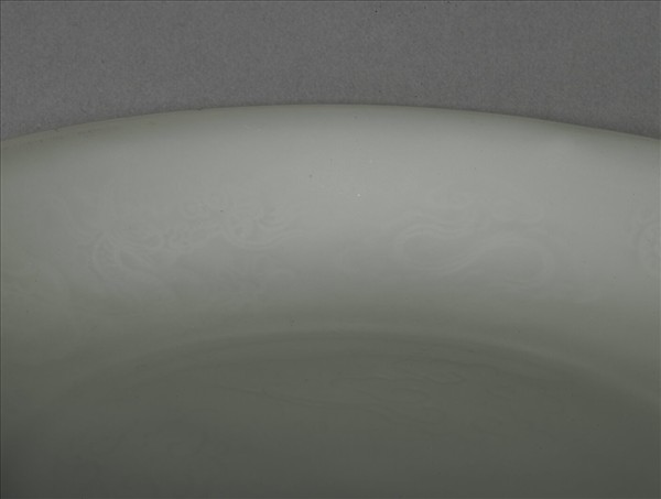 甜白釉雲龍紋碟