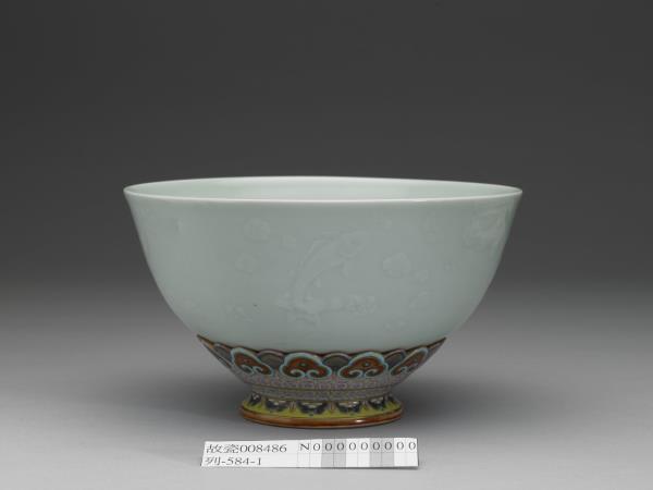 粉彩青瓷轉足碗- 故宮