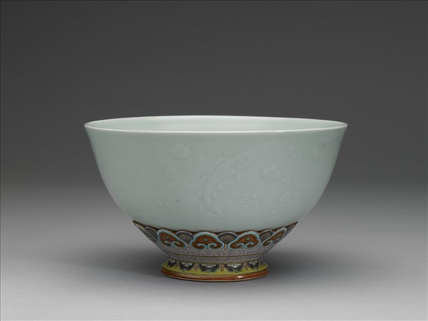 粉彩青瓷轉足碗