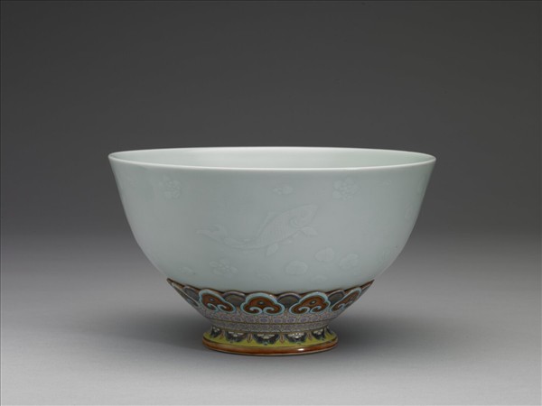 粉彩青瓷轉足碗