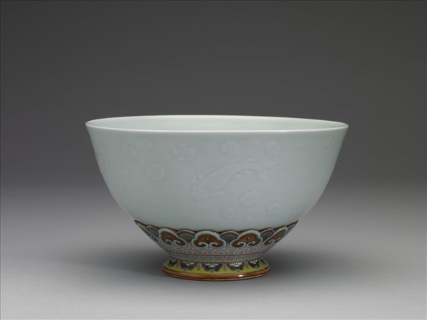 粉彩青瓷轉足碗