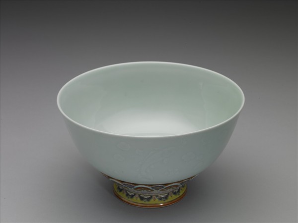 粉彩青瓷轉足碗