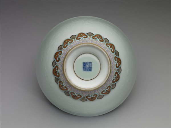 粉彩青瓷轉足碗