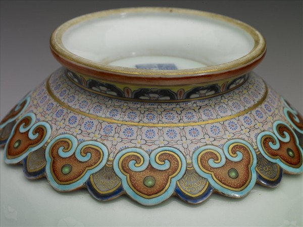 粉彩青瓷轉足碗