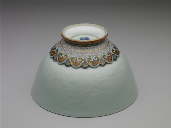 粉彩青瓷轉足碗