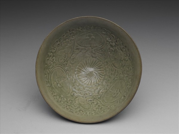 耀州窯 青瓷印花菊花紋碗