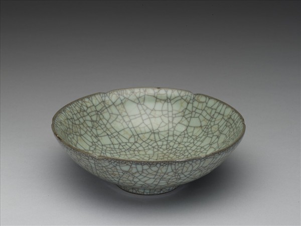 哥窯 青瓷葵瓣口碗