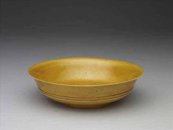 黃釉雙龍戲珠紋盤